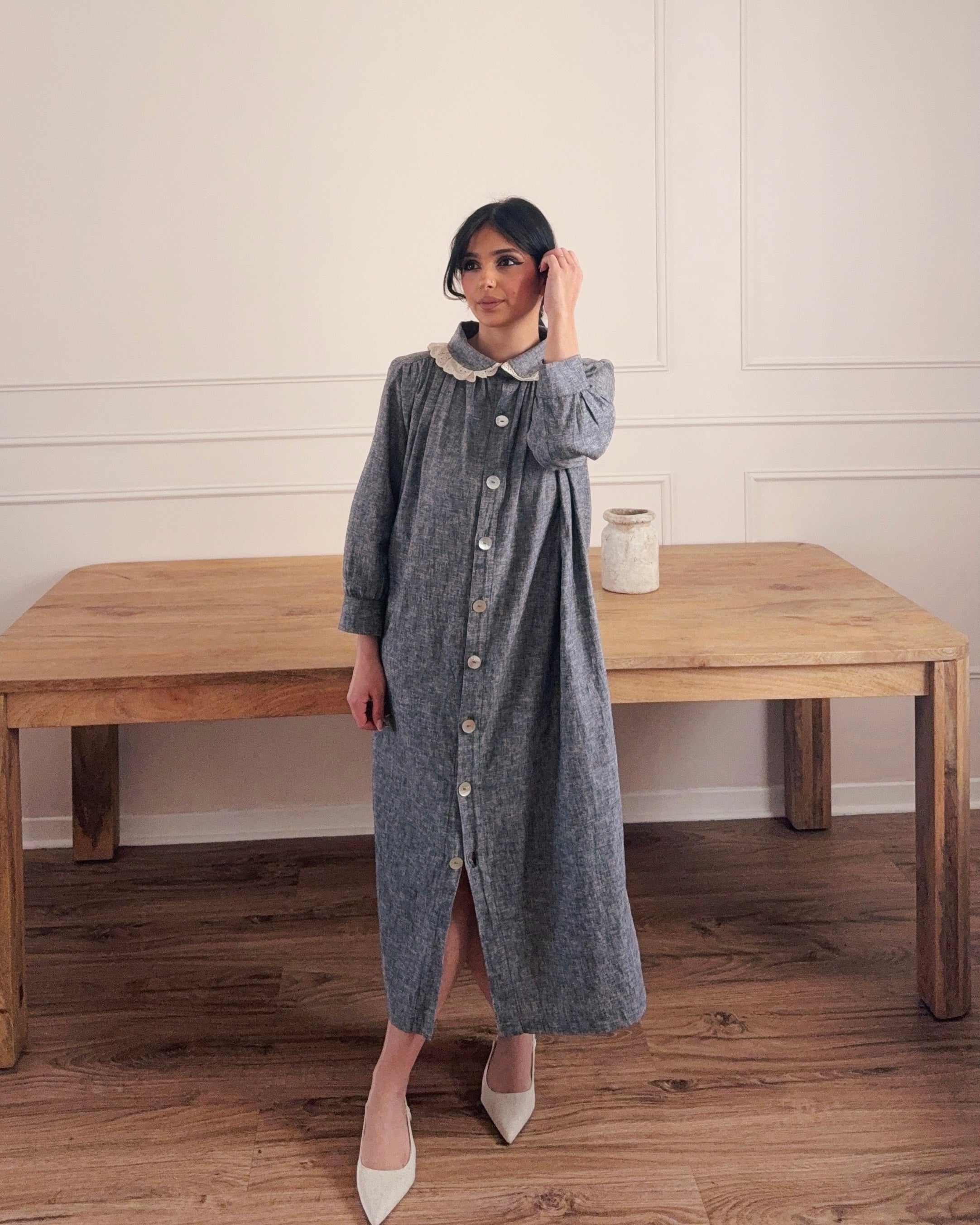 Florence : Robe à col Claudine avec détail dentelle - À porter