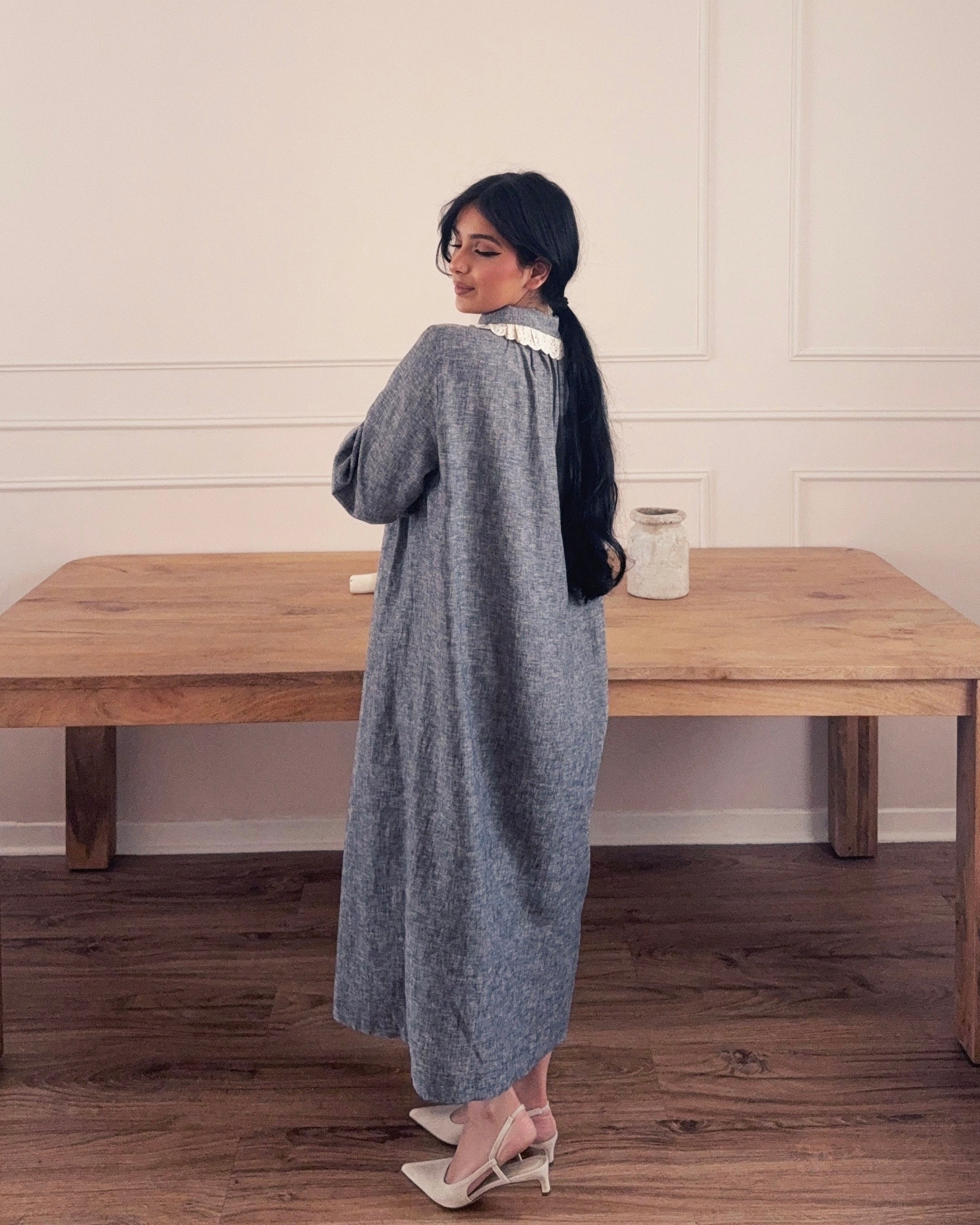 Florence : Robe à col Claudine avec détail dentelle - À porter