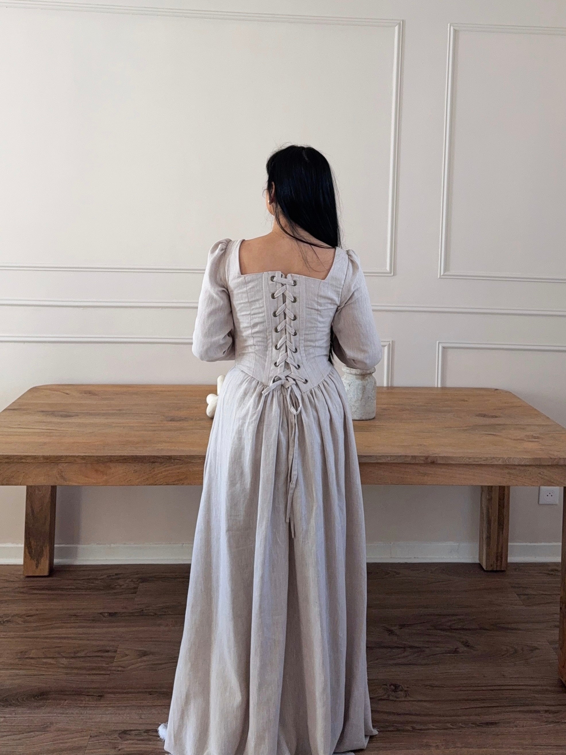 Éloïse : Robe à corsage lacé et manches bouffantes