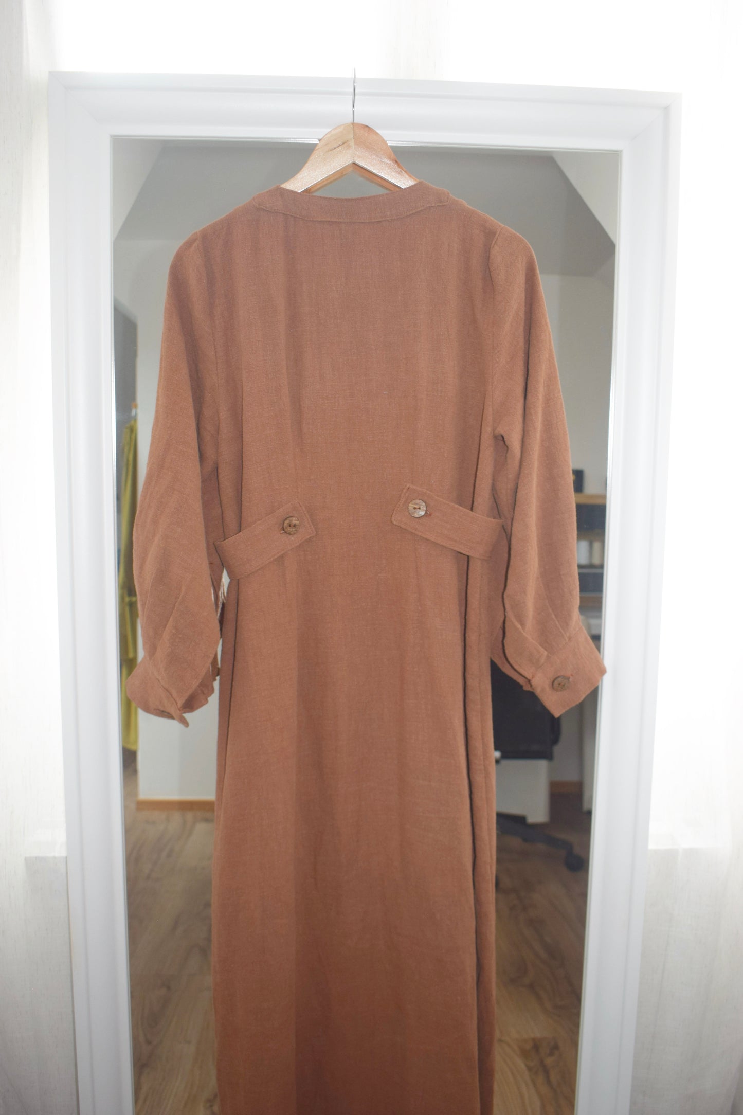 DINA - Robe Mi-Longue en Lin Lavé Marron avec Manches Plissées et Ceinture Cintrée