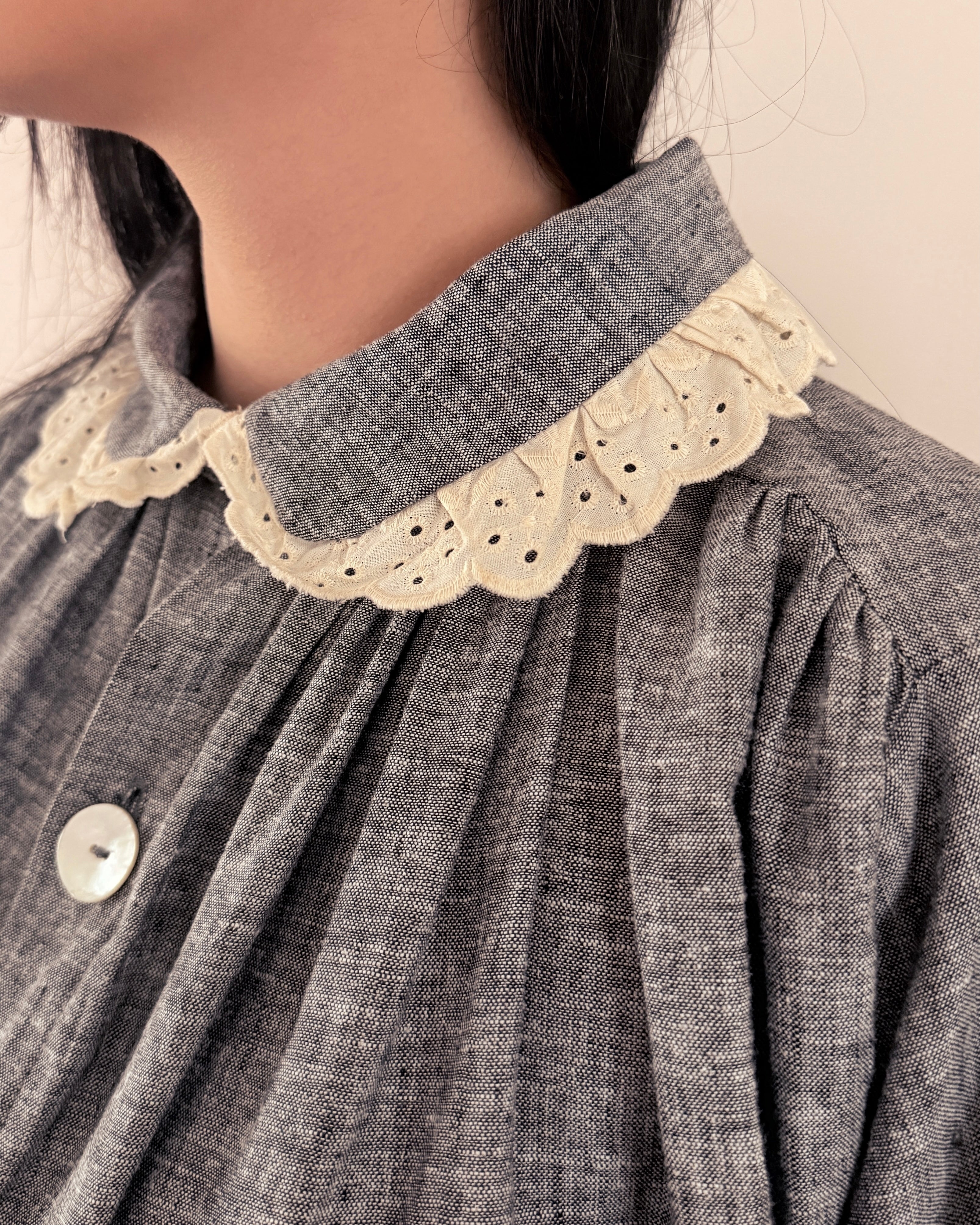 Florence : Robe à col Claudine avec détail dentelle - À porter