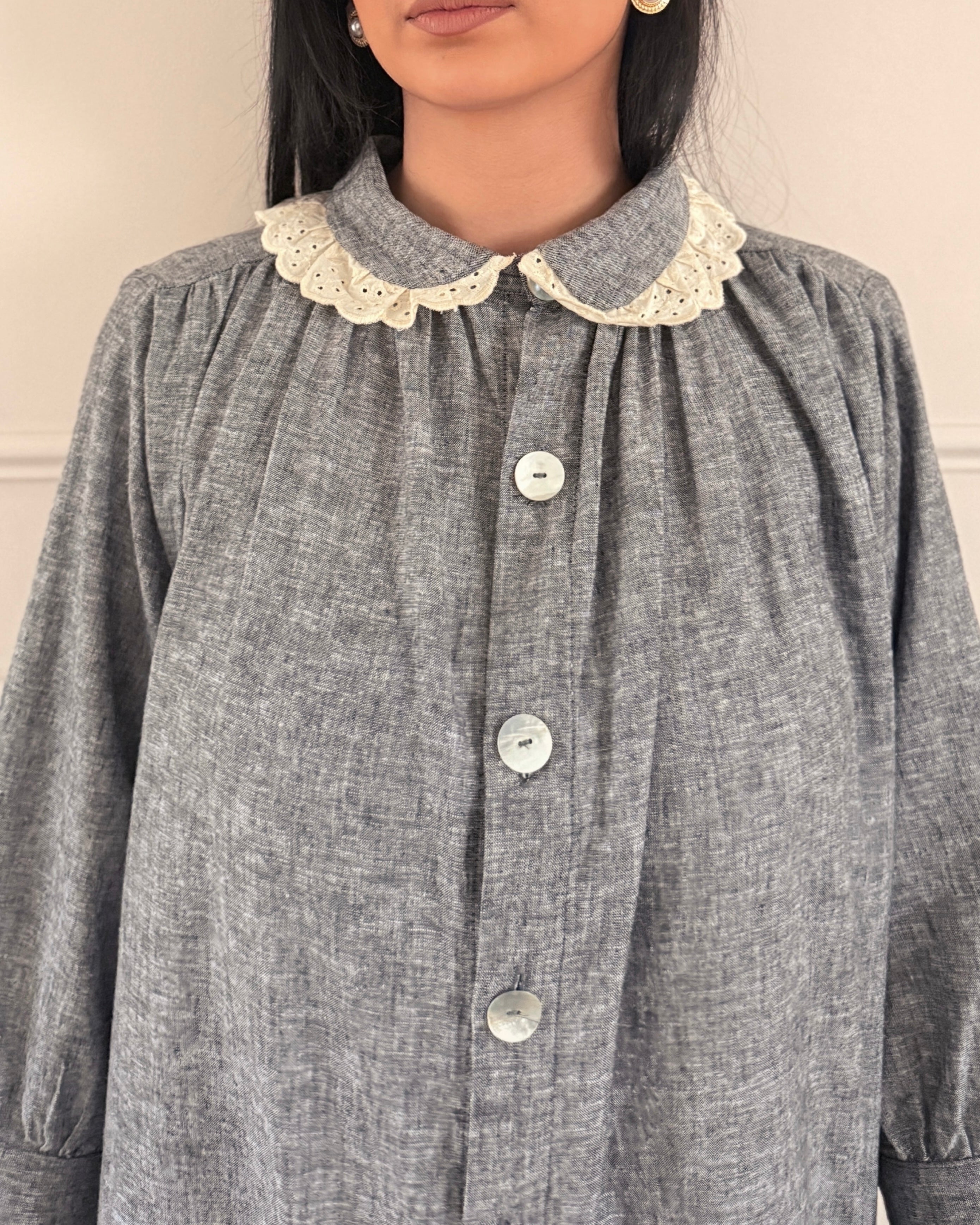 Florence : Robe à col Claudine avec détail dentelle - À porter