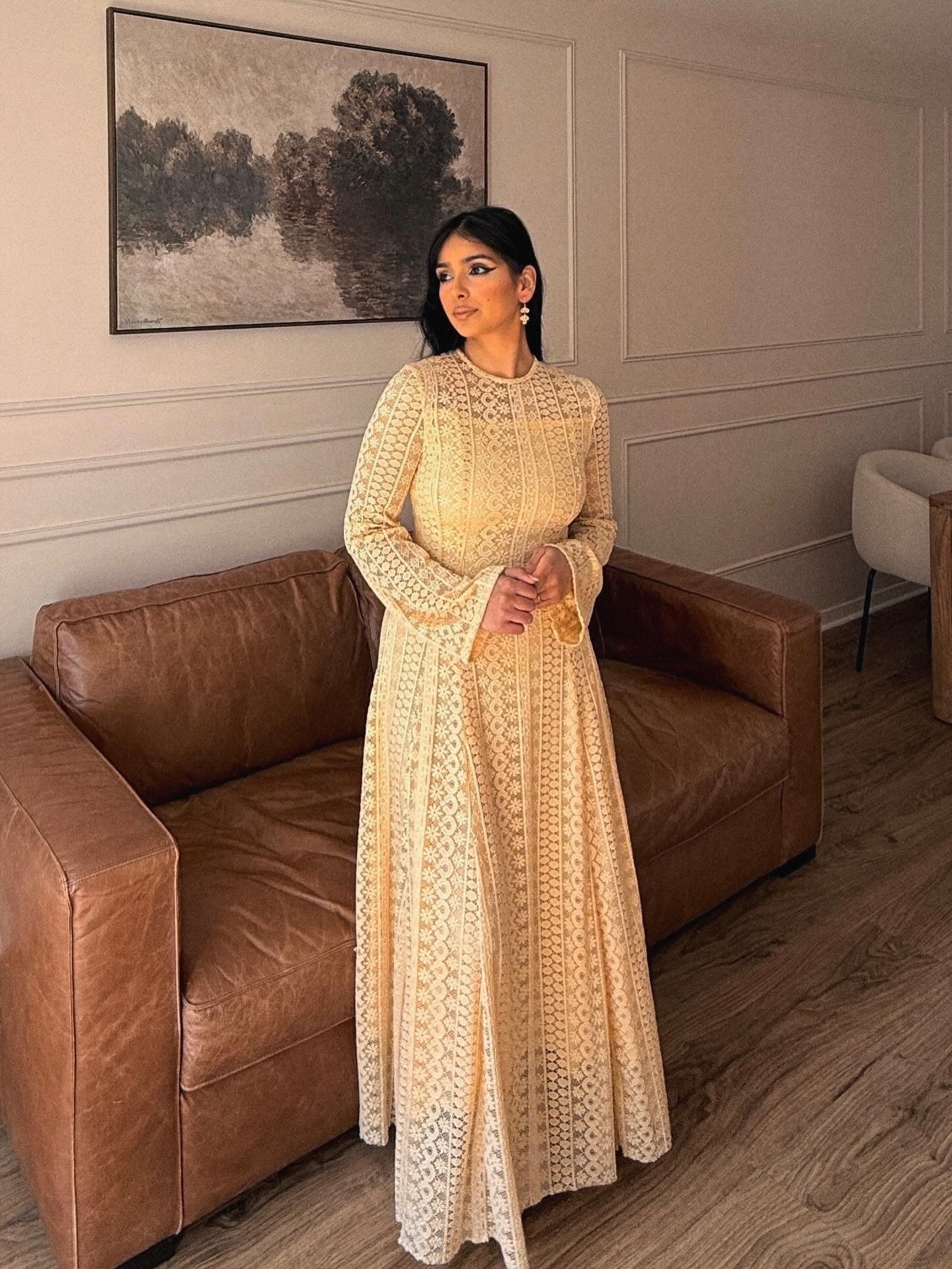AMALIA : Robe longue en dentelle jaune beurre